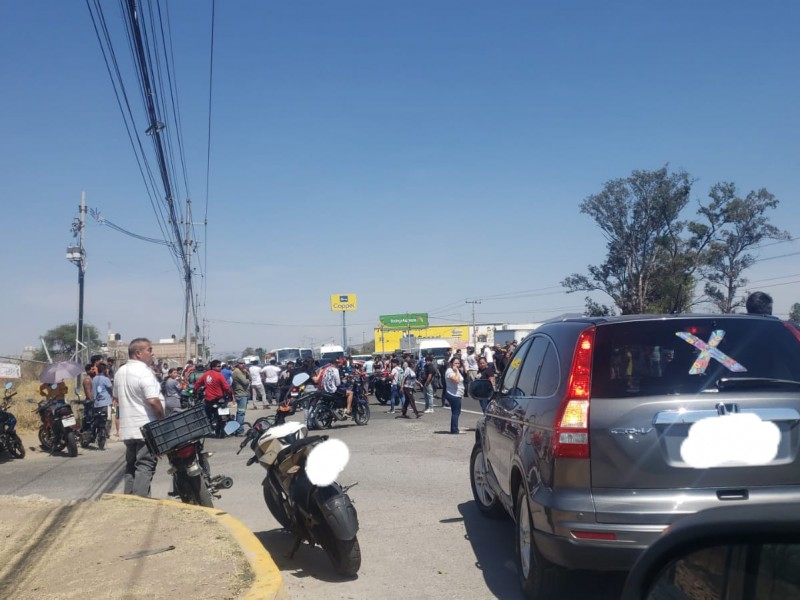 Vecinos de El Mirador bloquean carretera a El Salto