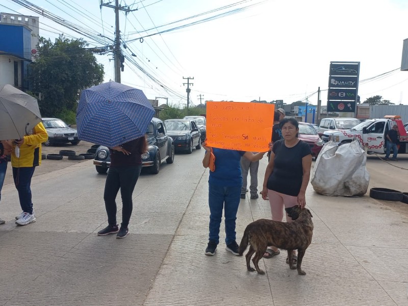 Bloquean carretera a Las Trancas por falta de agua