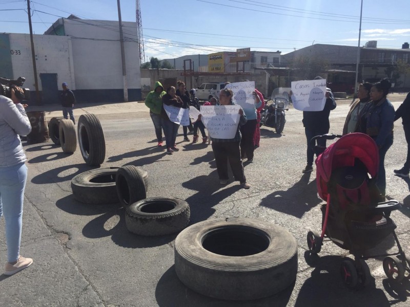 Bloquean carretera a Mieleras