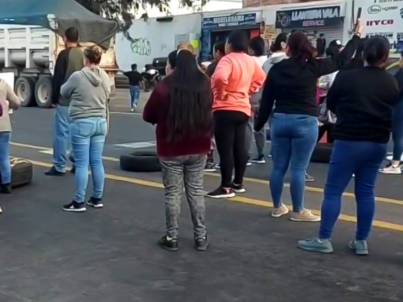 Bloquean carretera a San Isidro Mazatepec, exigen semáforos