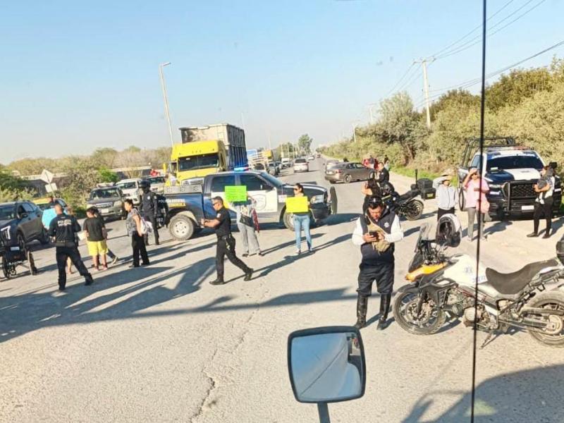 Bloquean carretera a Santa Fe por aguas negras en primaria de Torreón
