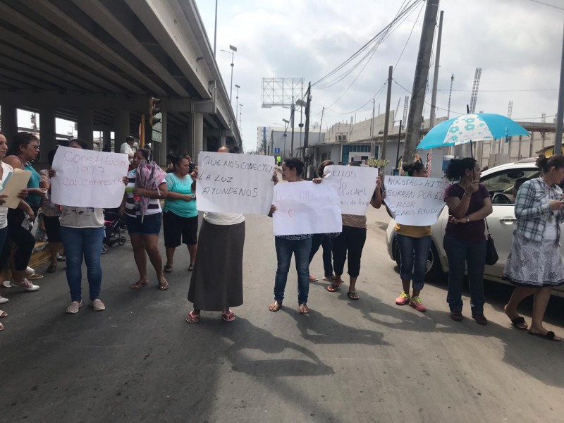 Bloquean carretera a Xalapa por falta de luz