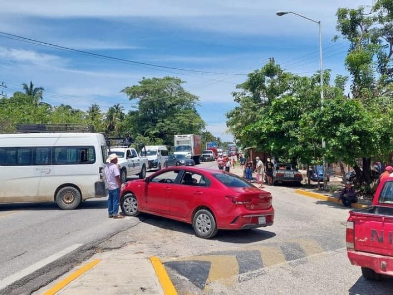 Bloquean carretera Acapulco-Zihuatanejo en tres puntos