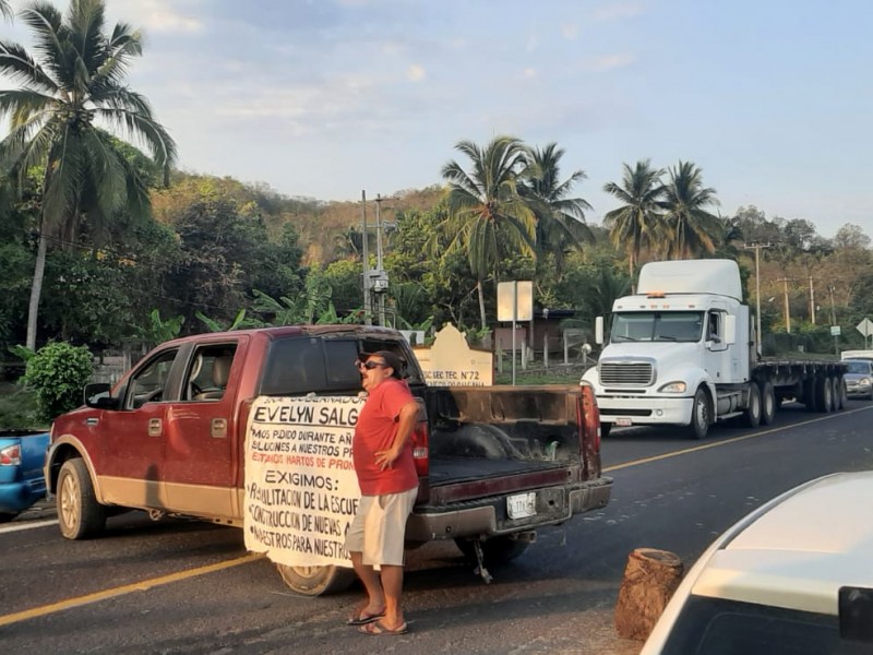 Bloquean carretera Acapulco-Zihuatanejo, exigen rehabilitación de la secundaría número 72