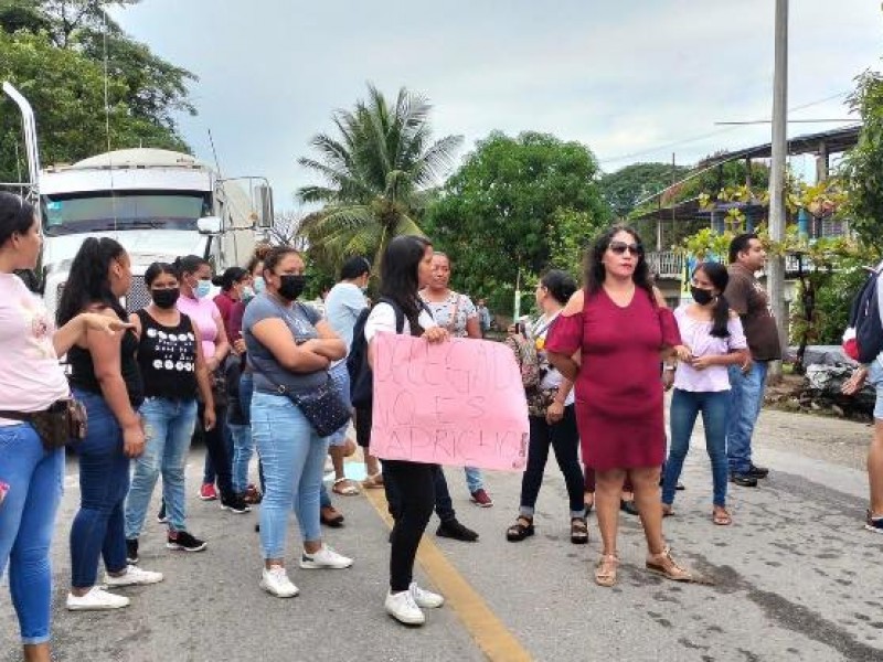 Bloquean carretera Acapulco-Zihuatanejo por conflicto en kínder de Atoyac