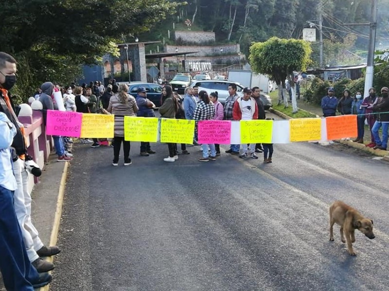 Bloquean carretera Banderilla - Misantla