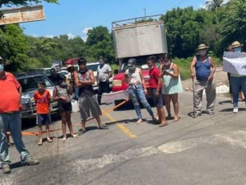 Bloquean carretera libre Manzanillo por falta agua potable en Armería