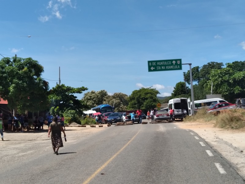 Bloquean carretera costera para exigir entrega de obras; Huamelula