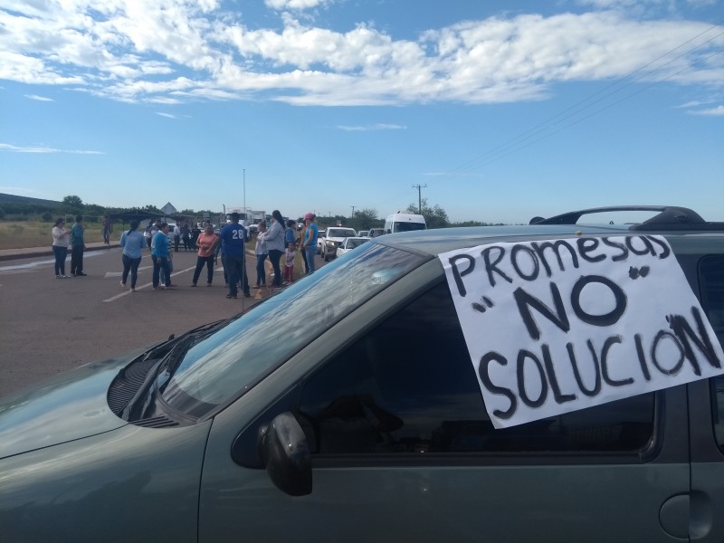 Bloquean carretera de hornos por falta de agua