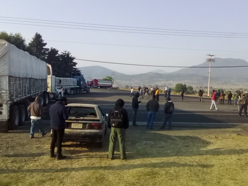 Bloquean carretera de Paracho;piden destitución de Godoy Castro