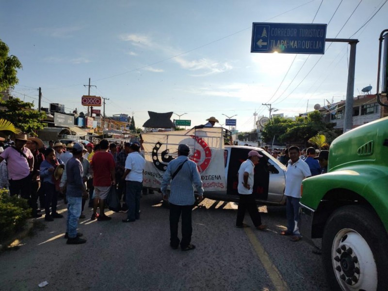 Bloquean carretera en Costa Chica; exigen justicia por Bruno Plácido