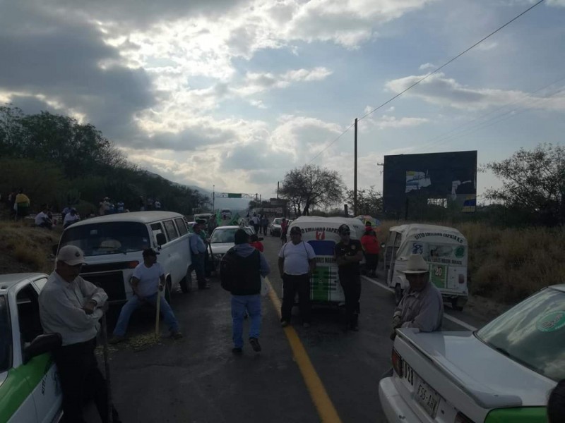 Bloquean carretera en límites de Oaxaca y Puebla