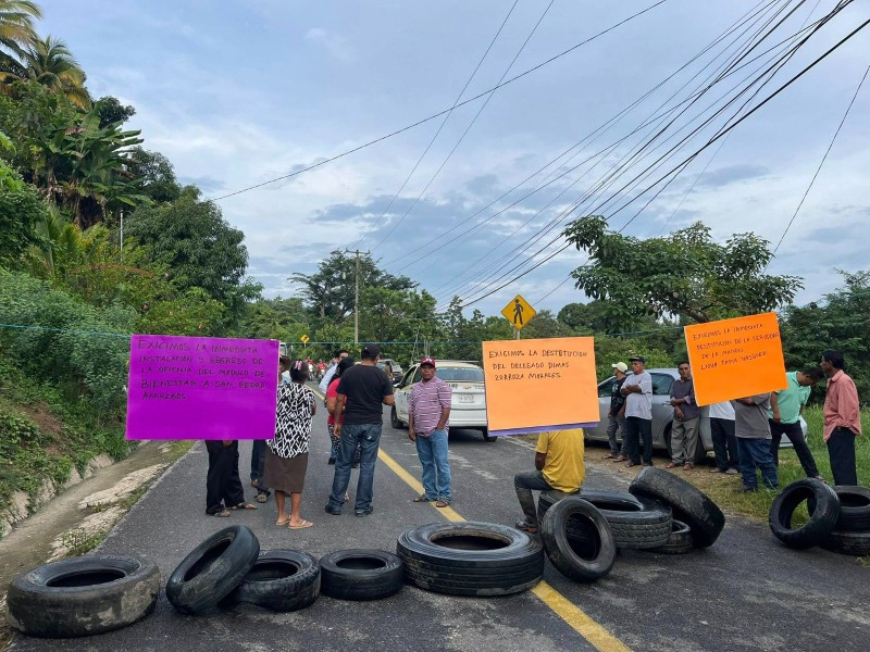 Bloquean carretera en San Pedro Amuzgos, exigen destitución de funcionario
