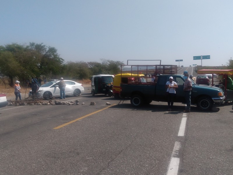 Bloquean carretera en Tehuantepec extrabajadores de LOGUINEXT