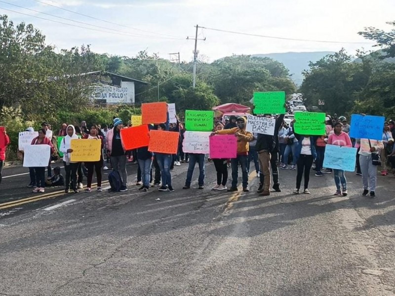 Bloquean carretera en Tixtla para exigir maestros