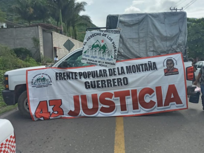 Bloquean carretera en Tlapa previo a visita de AMLO