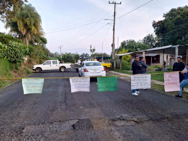 Bloquean carretera en Totutla por falta de maestro en comunidad de Ohuapan