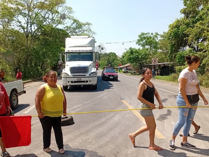 Bloquean carretera en Yanga para exigir reactivación de energía eléctrica