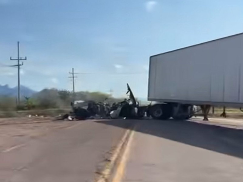Bloquean Carretera Estatal en Elota con Tráiler Incendiado