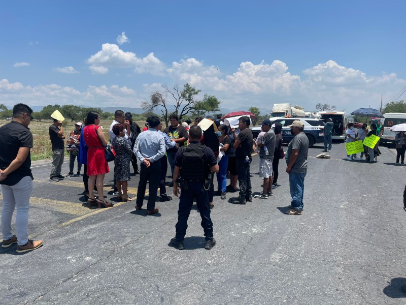Bloquean carretera estatal exigiendo maestro en Ajalpan