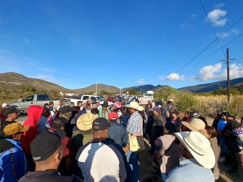 Bloquean carretera exigiendo destitución del edil de Nicolás Bravo