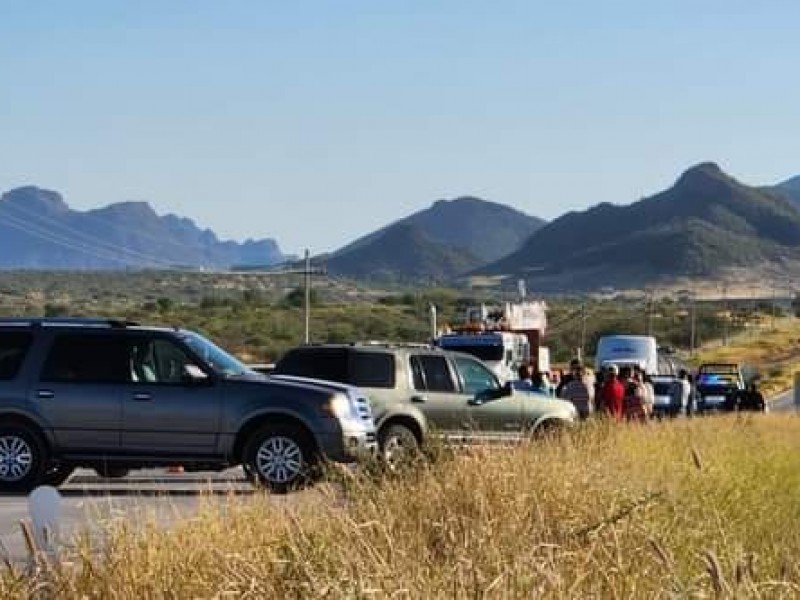 Bloquean carretera federal por falta de agua en Santa Clara