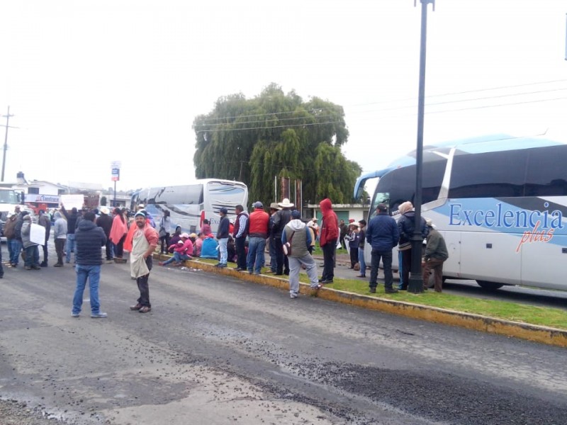 Bloquean carretera habitantes de San José del Rincón