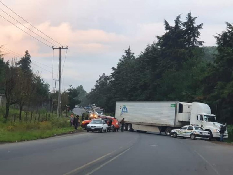 Bloquean carretera habitantes de San Lorenzo en exigencia de vacunas 