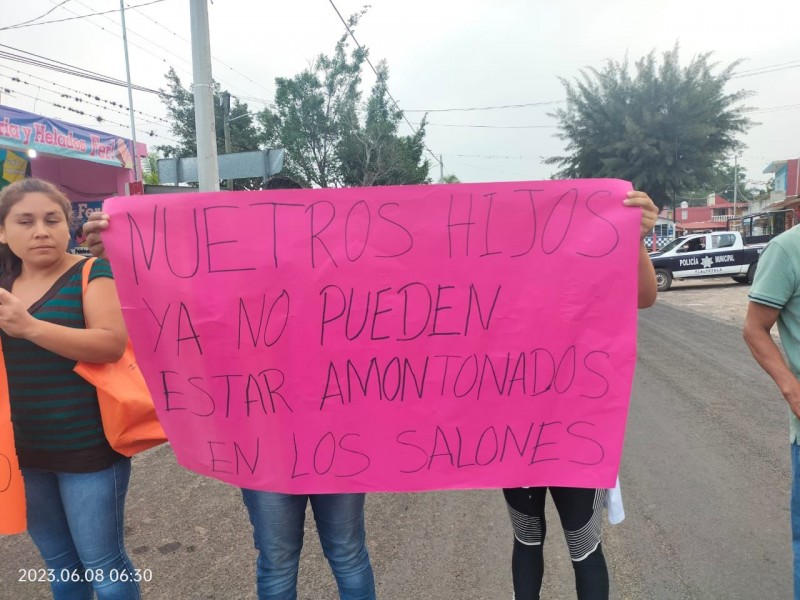 Bloquean carretera Huatusco-Xalapa para exigir atención a escuela