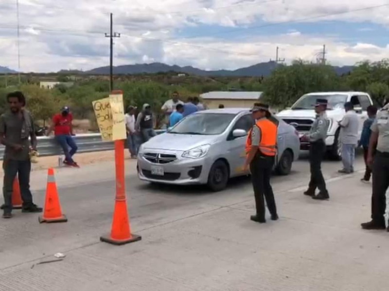 Bloquean carretera internacional 15 trabajadores agricolas