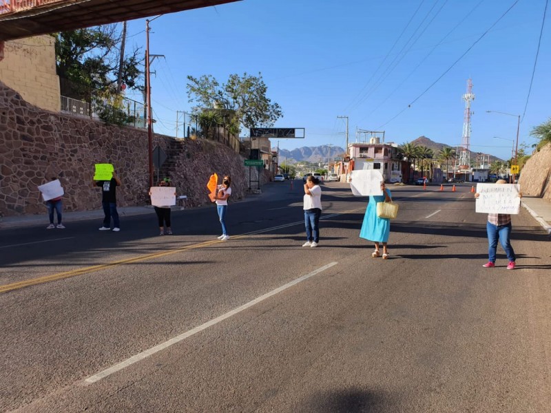 Bloquean Carretera Internacional madres de alumnos