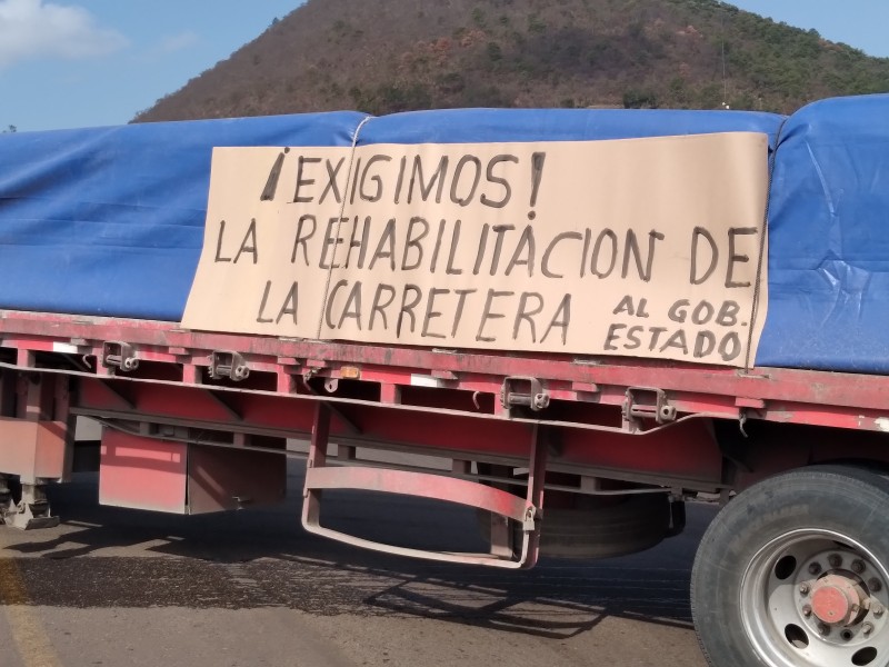 Bloquean carretera Jacona-Los Reyes, exigen rehabilitación de cinta asfáltica