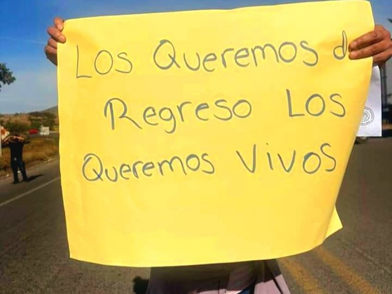 Bloquean carretera Jacona-Los Reyes, piden localización de personas desaparecidas