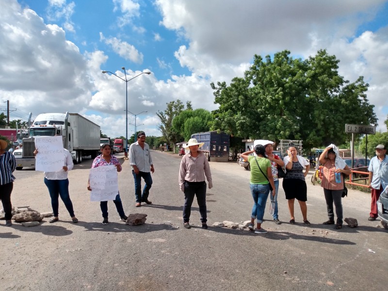 Bloquean carretera LM-El Fuerte