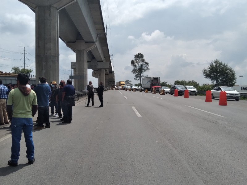 Bloquean carretera México-Toluca