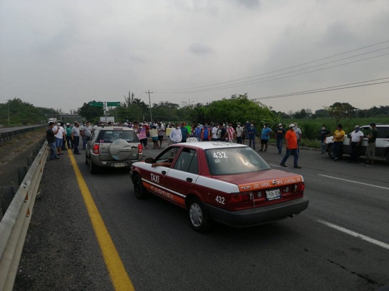 Bloquean carretera Nautla - Cardel