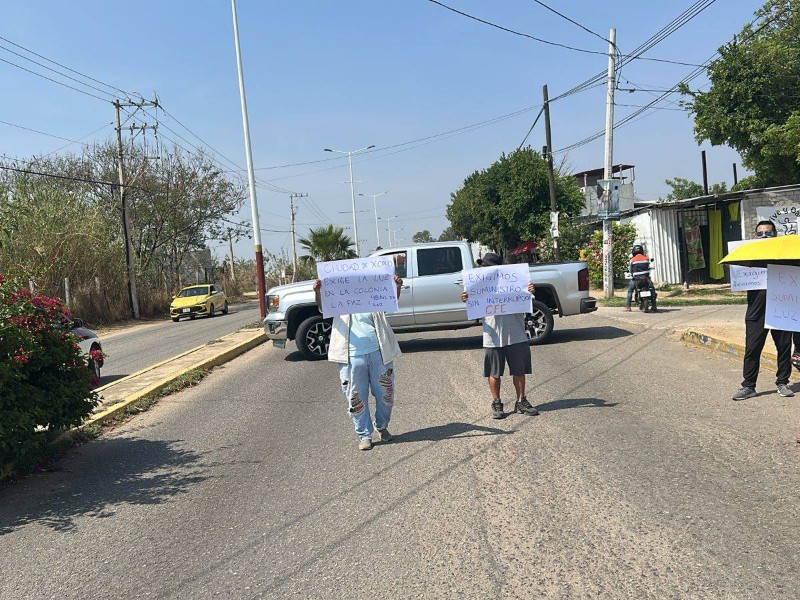Bloquean carretera Oaxaca–Zimatlán, exigen restablecimiento de energía eléctrica