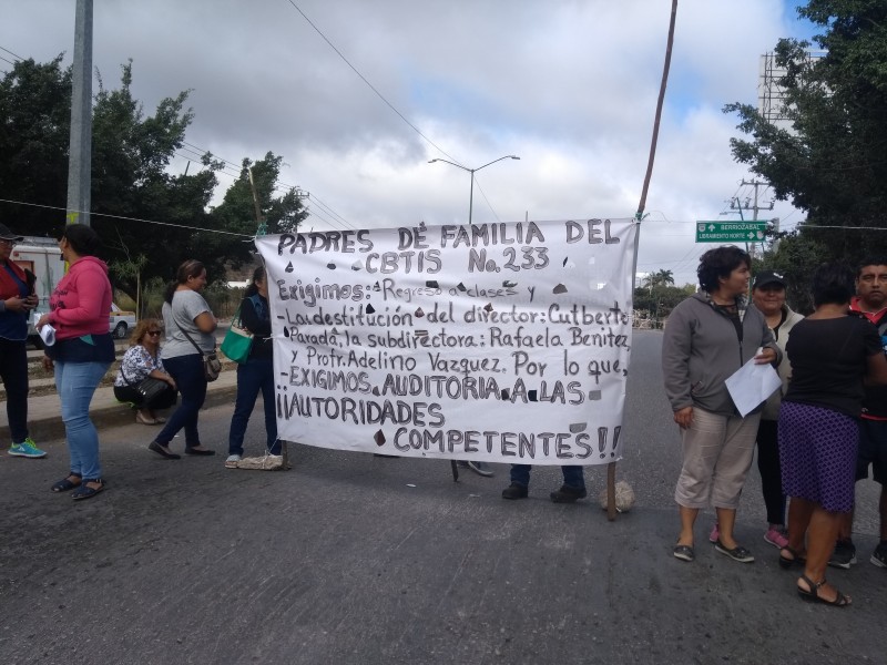 Bloquean carretera panamericana padres del CBTIS 233