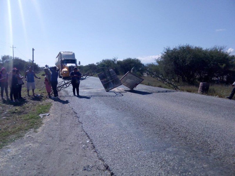 Bloquean carretera para exigir seguridad en Necoxtla