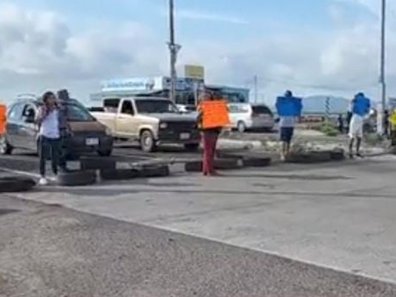 Bloquean carretera por jóvenes desaparecidos