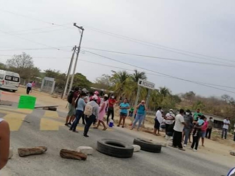 Bloquean carretera SalinaCruz-Huatulco para exigir recursos 