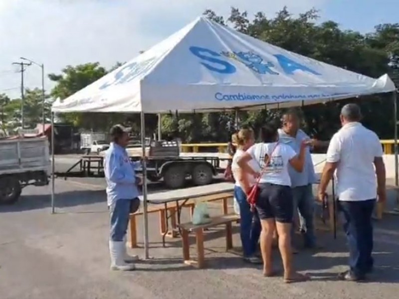 Bloquean carretera Tecomán – Cerro de Ortega