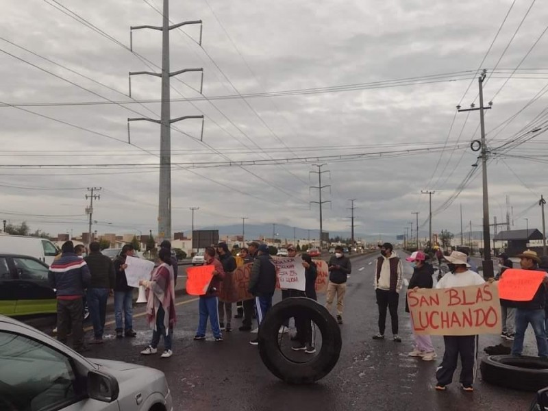 Bloquean carretera Toluca Naucalpan por despojo