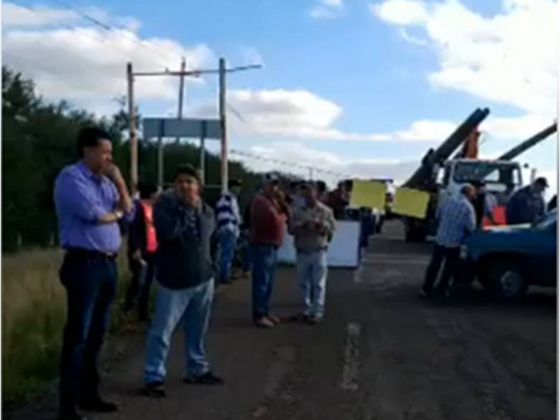 Bloquean carretera trabajadores del Ayuntamiento de Villanueva