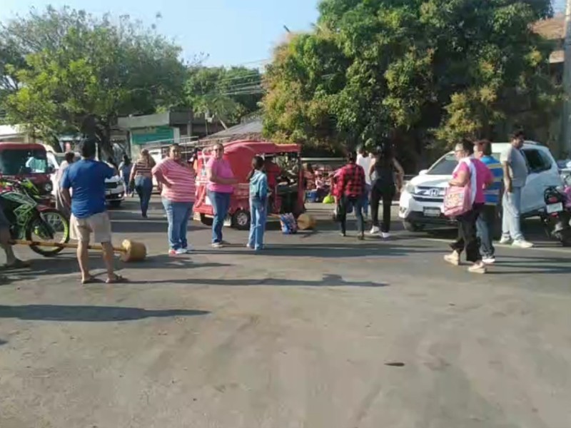 Bloquean carretera transístmica en Tehuantepec por prolongada falta de energía eléctrica