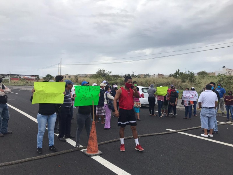 Bloquean carretera Veracruz-Cardel por falta de agua