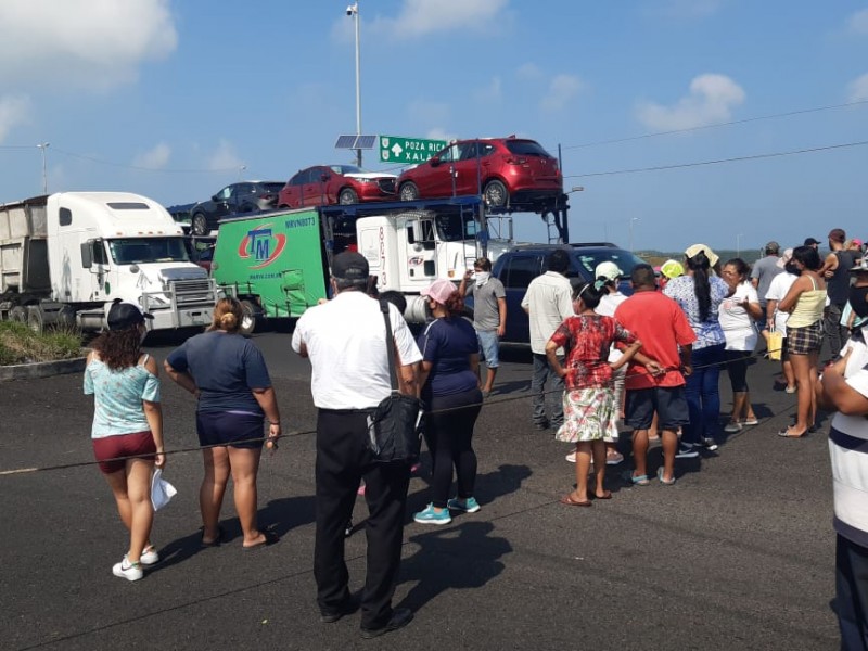 Bloquean carretera Veracruz-Cardel por falta de luz