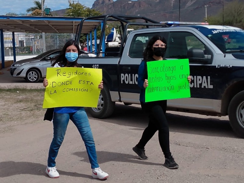 Bloquean carretera viudas de policías, no hay respuesta de autoridades