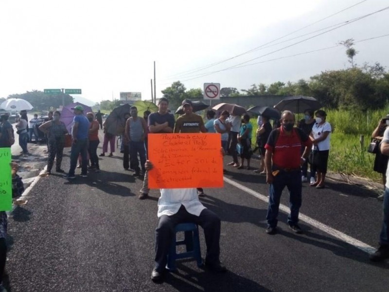 Bloquean carretera Xalapa-Veracruz contra CFE