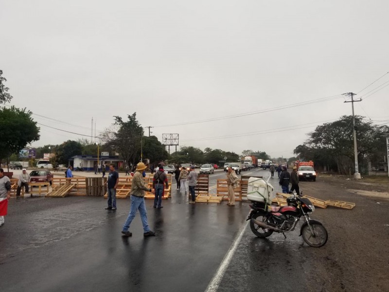 Bloquean carretera Xalapa - Veracruz, exigen justicia por joven atropellado